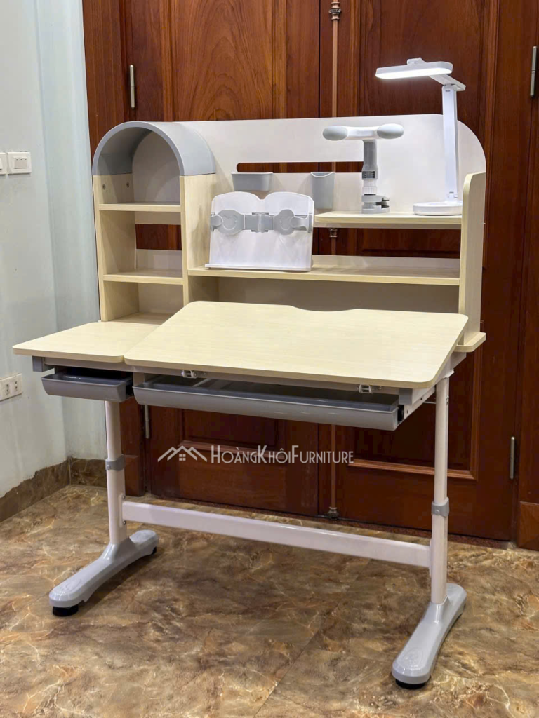 B&agrave;n học chống g&ugrave; 110×60 &ndash; B&agrave;n học th&ocirc;ng minh chỉnh độ cao cho b&eacute; - ảnh 1