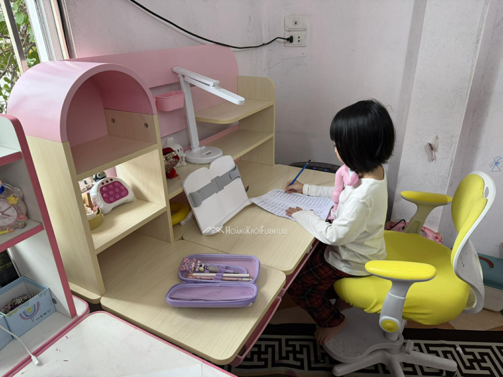 B&agrave;n học chống g&ugrave; 110×60 &ndash; B&agrave;n học th&ocirc;ng minh chỉnh độ cao cho b&eacute; - ảnh 3